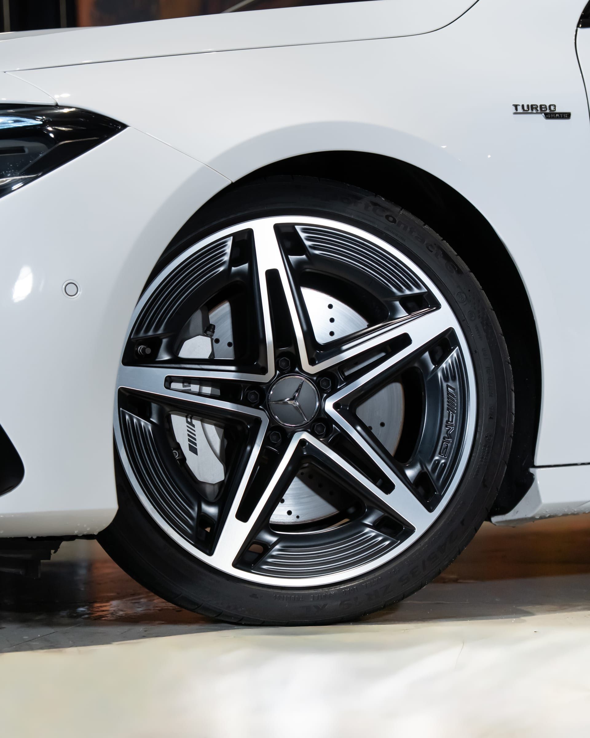 Mercedes-Benz CLA-35 AMG - foto 2