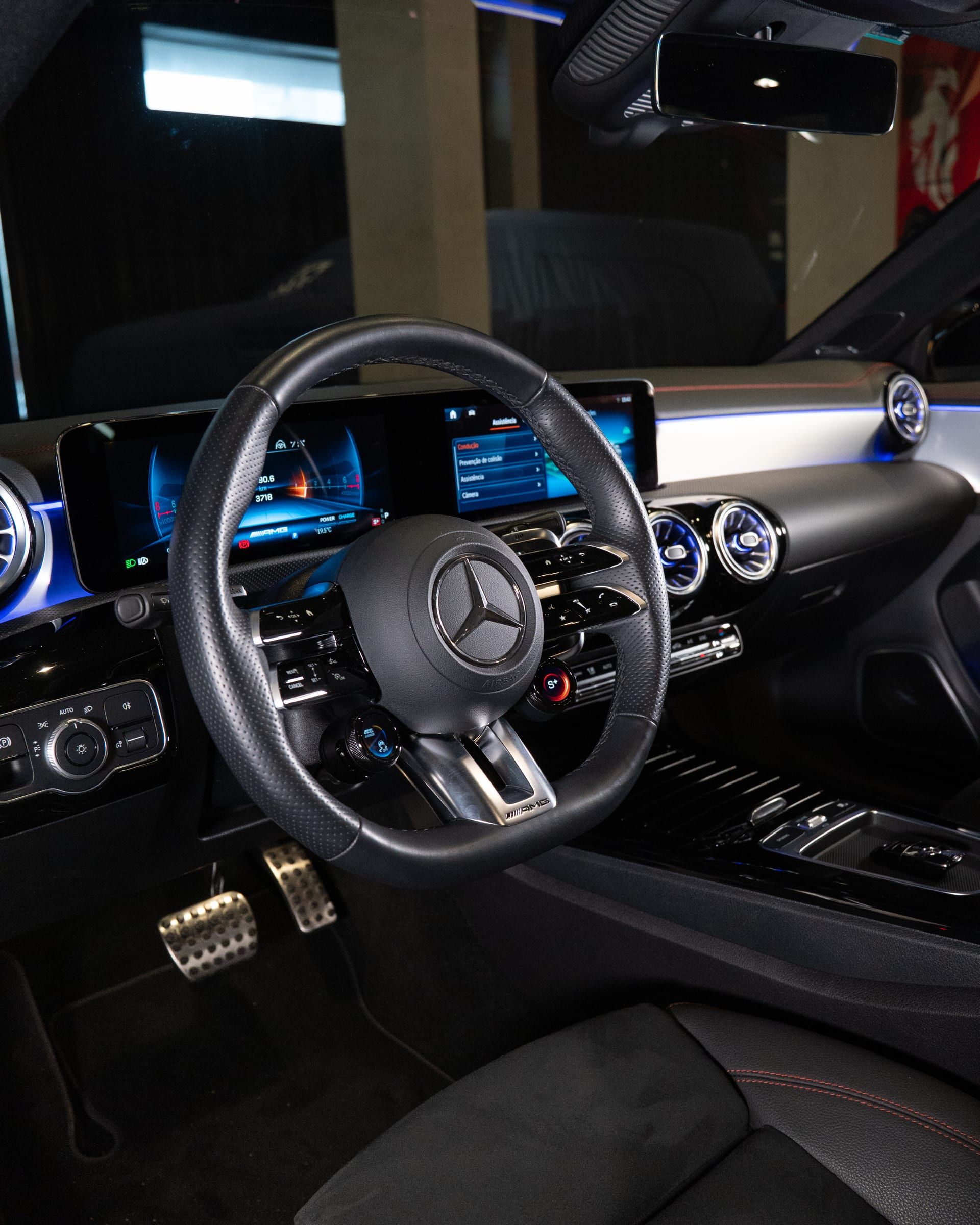 Mercedes-Benz CLA-35 AMG - foto 12