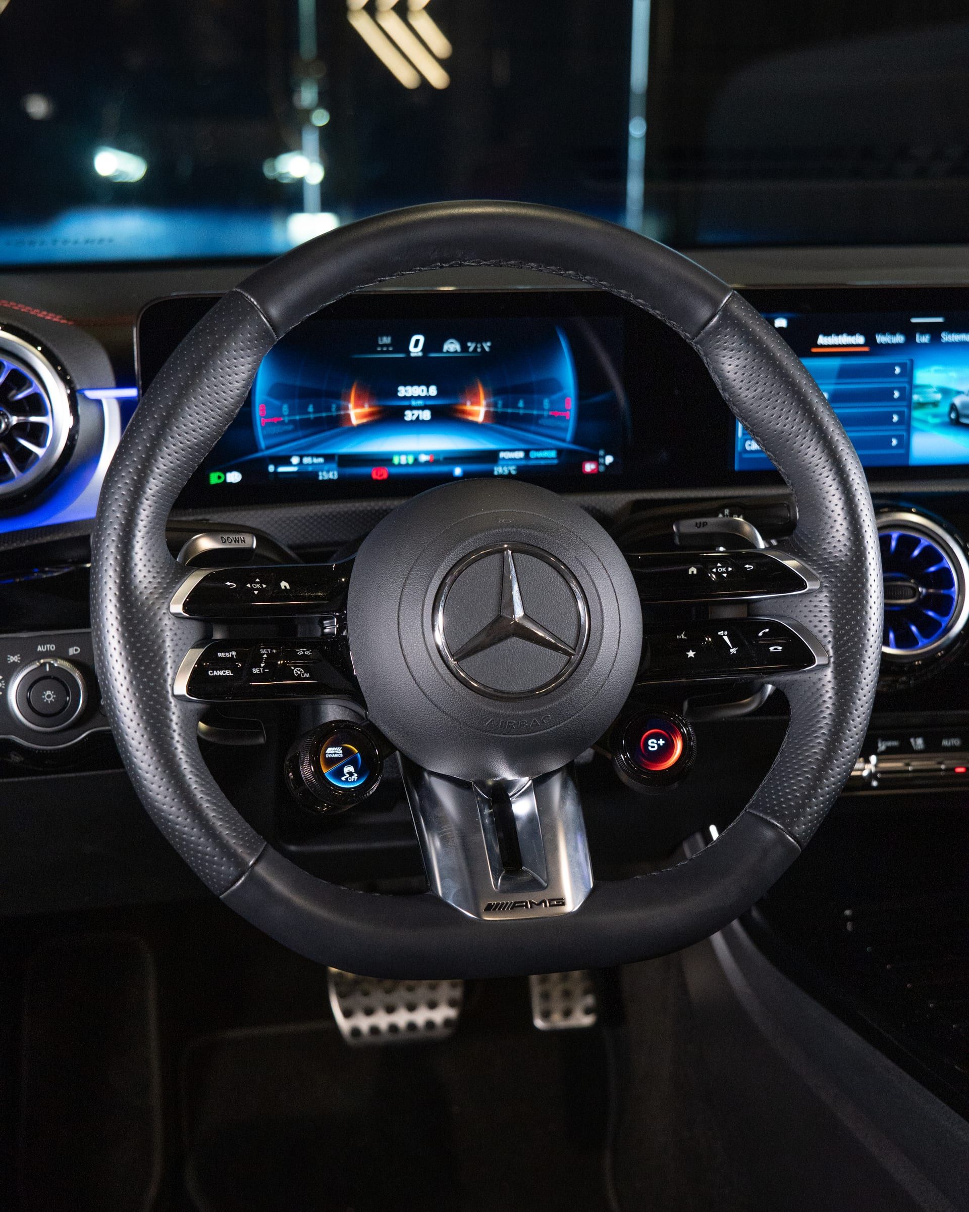 Mercedes-Benz CLA-35 AMG - foto 13