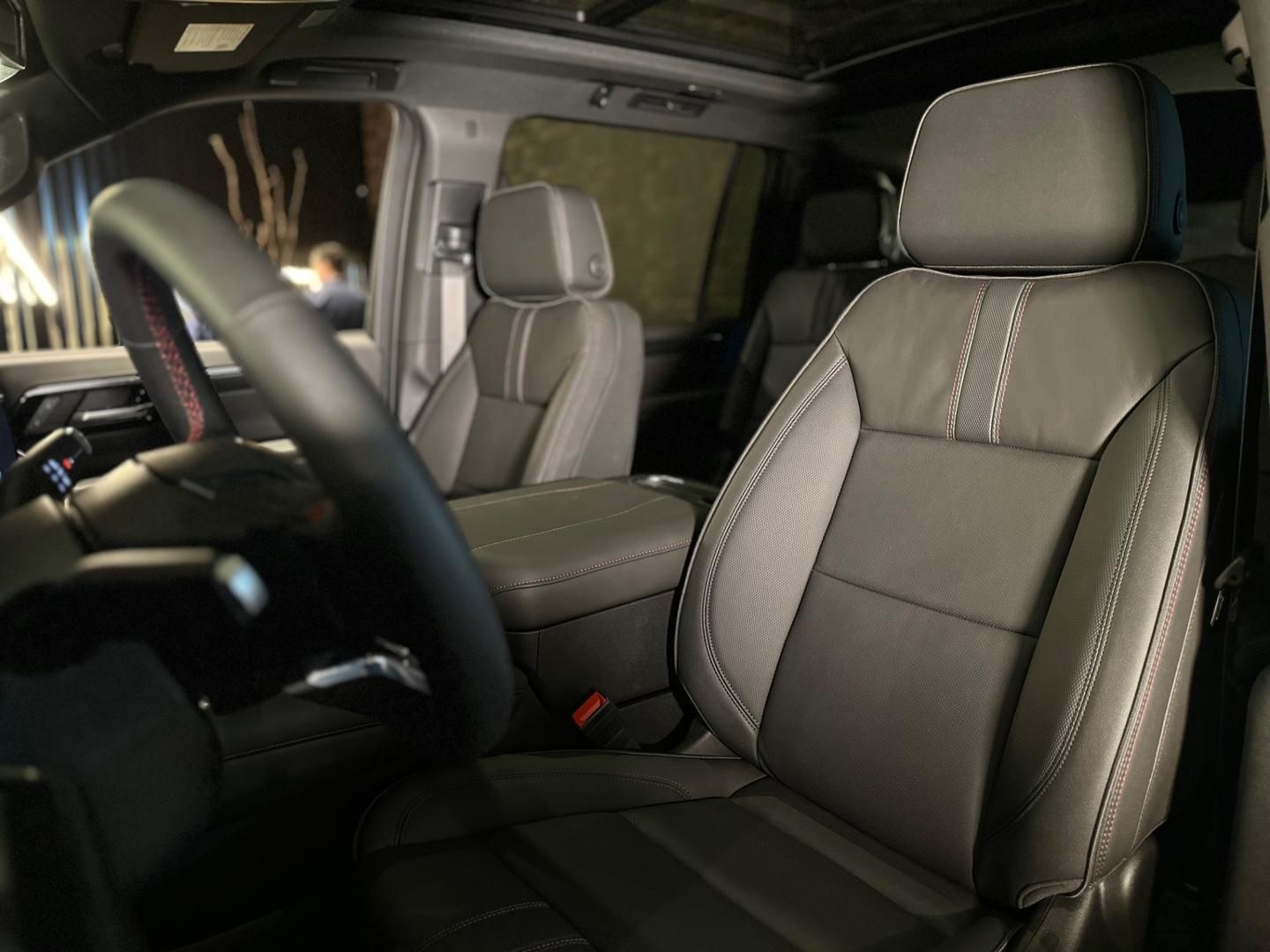 Chevrolet Suburban High Country - foto 16